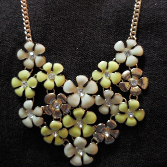 New Beautiful statement flowers necklace - Picture 2 of 5
